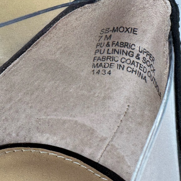 Betsey Johnson Clear Moxie Women's Shoes with Crystals
*See photos* - Picture 2 of 9